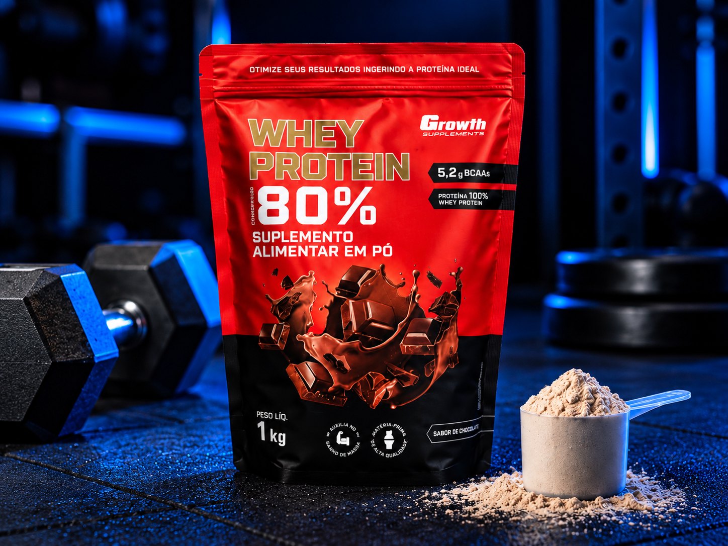 Pote de whey protein com scoop de pó sobre o piso de uma academia